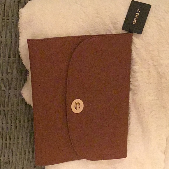 Forever 21 Handbags - 🍀 7/$25 NWT forever 21 brown clutch